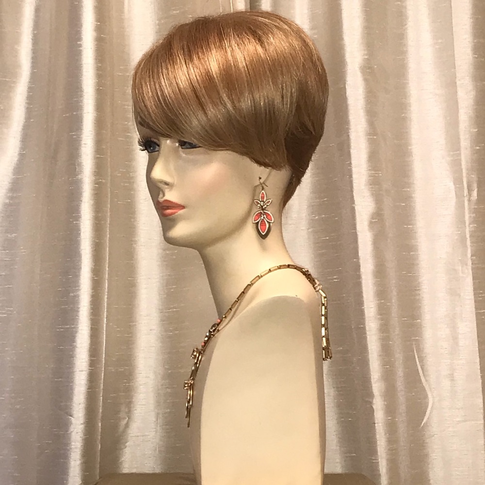 Short blonde synthetic wig